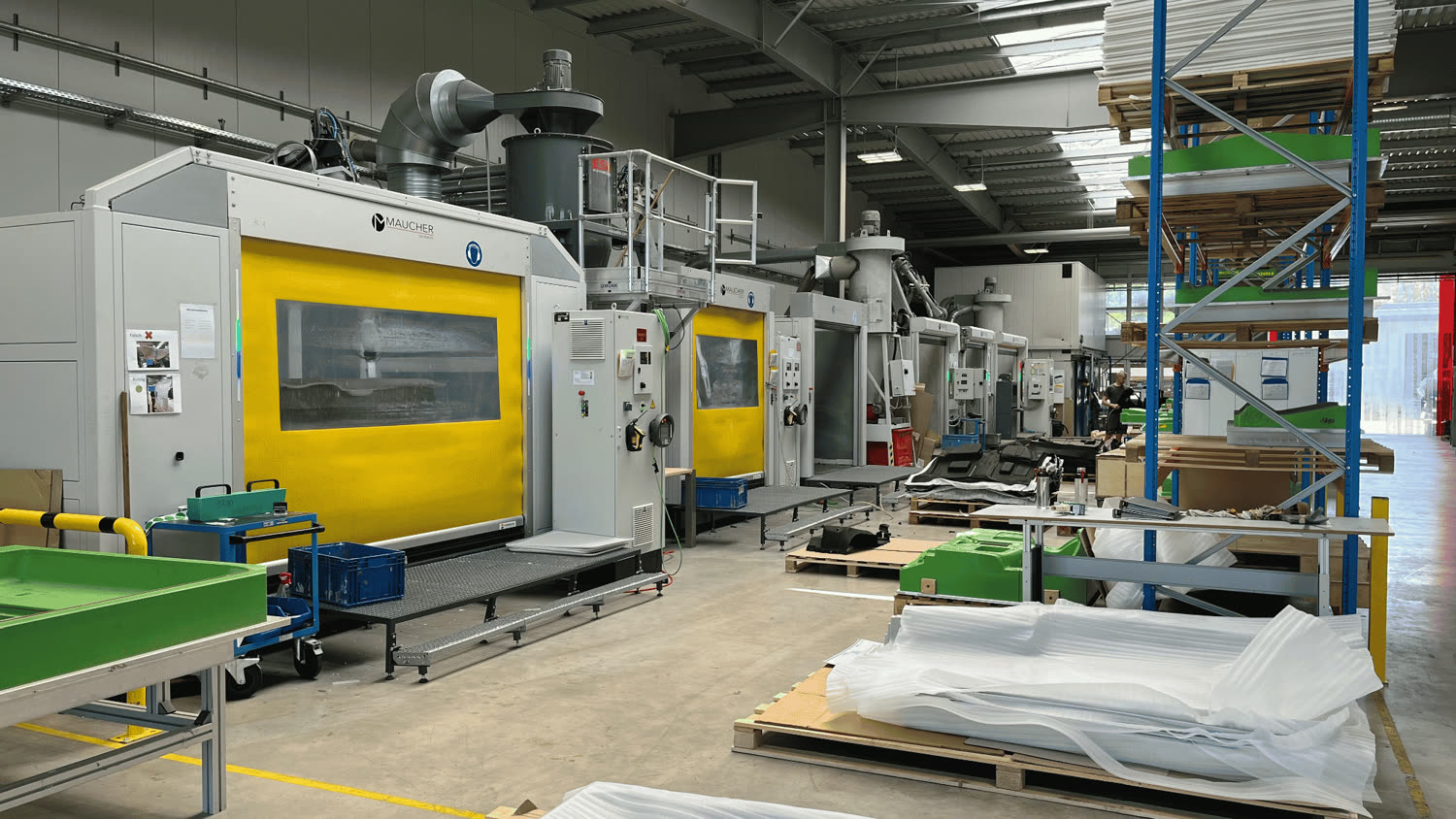 Production hall of Maucher CNC-Robotic with several CNC robot cells, Meckenbeuren plant