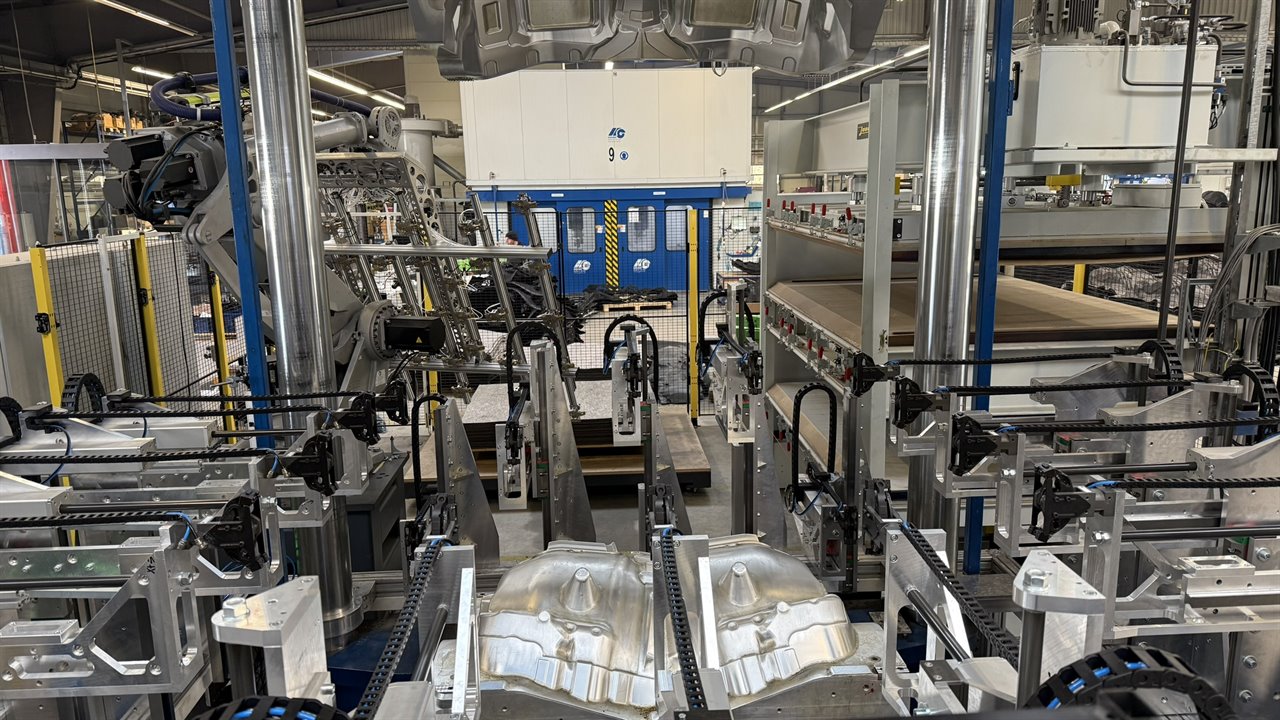 Maucher CNC robot cell handling material: robot with gripper spider feeds and removes body and plastic components unmanned via gantry axes