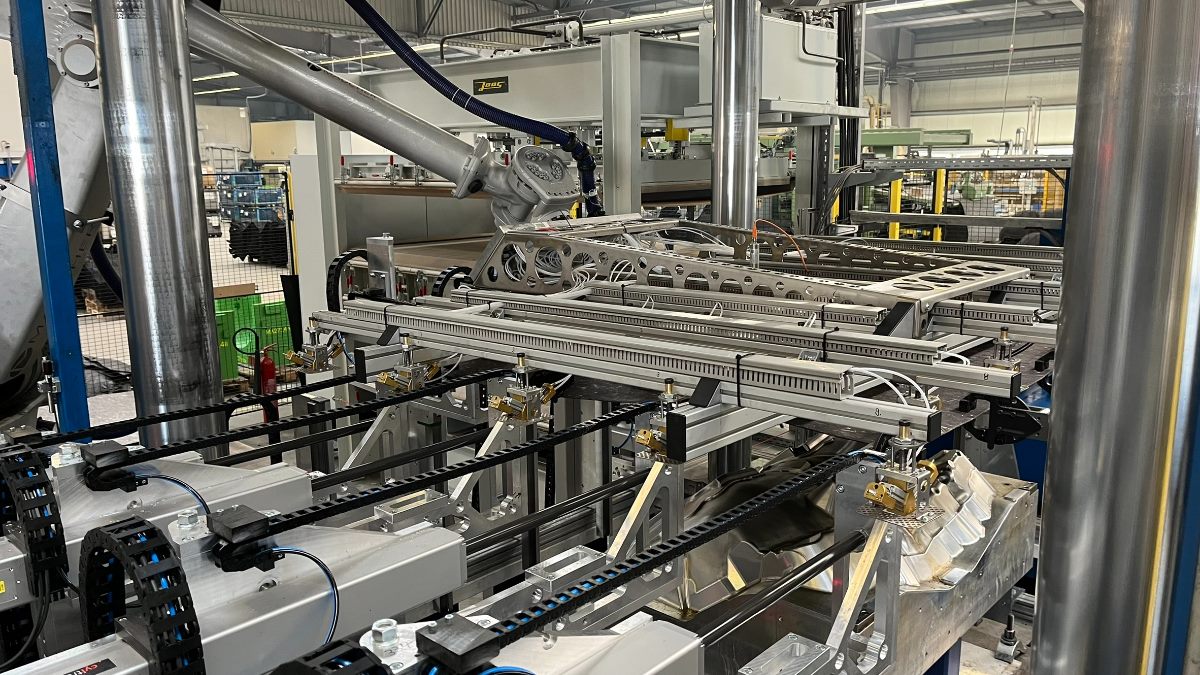 Robotergeführtes Materialhandling-System von Maucher CNC-Robotic beim Handling eines Automobil-Bauteils