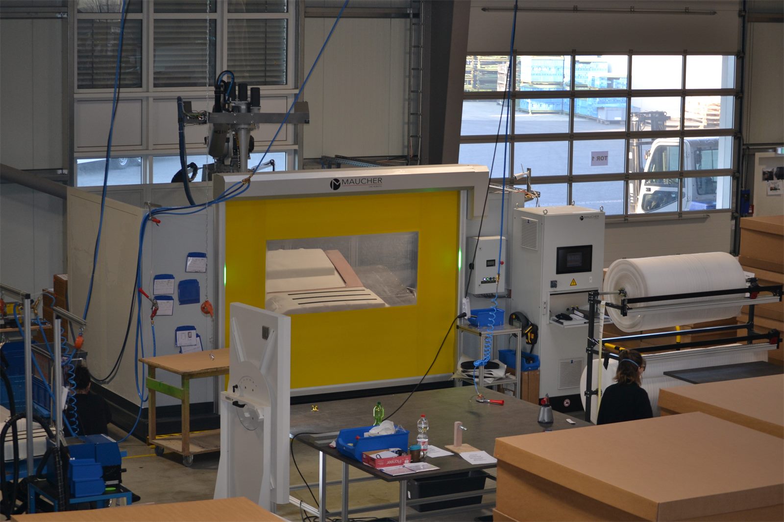 Produktionshalle der Maucher-Gruppe mit CNC-Roboterzelle am Bodensee