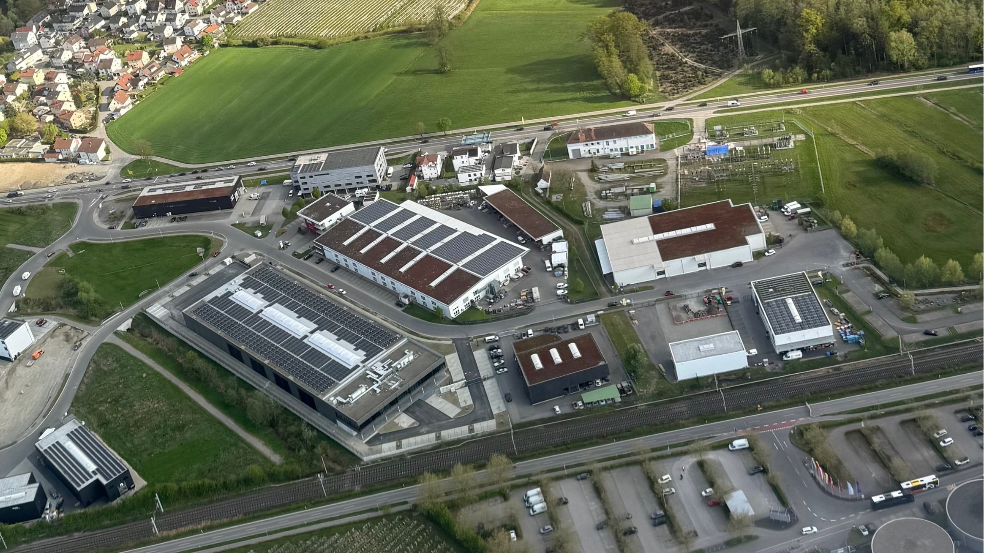 Luftaufnahme des Firmengeländes der Maucher-Gruppe am Bodensee